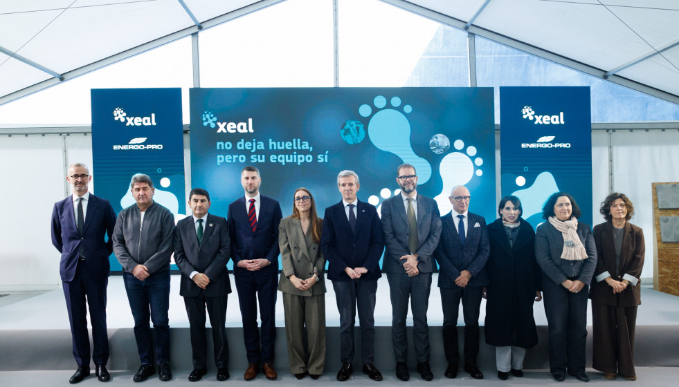 O presidente da Xunta, Alfonso Rueda, acompañado da conselleira de Economía e Industria, María Jesús Lorenzana, participa no acto de colocación da primeira pedra da futura planta de carbón vexet