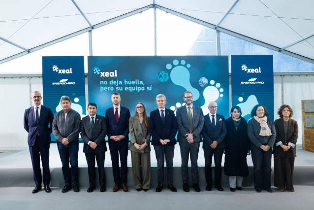 O presidente da Xunta, Alfonso Rueda, acompañado da conselleira de Economía e Industria, María Jesús Lorenzana, participa no acto de colocación da primeira pedra da futura planta de carbón vexetal de Xeal. Plana carbón vexetal XEAL