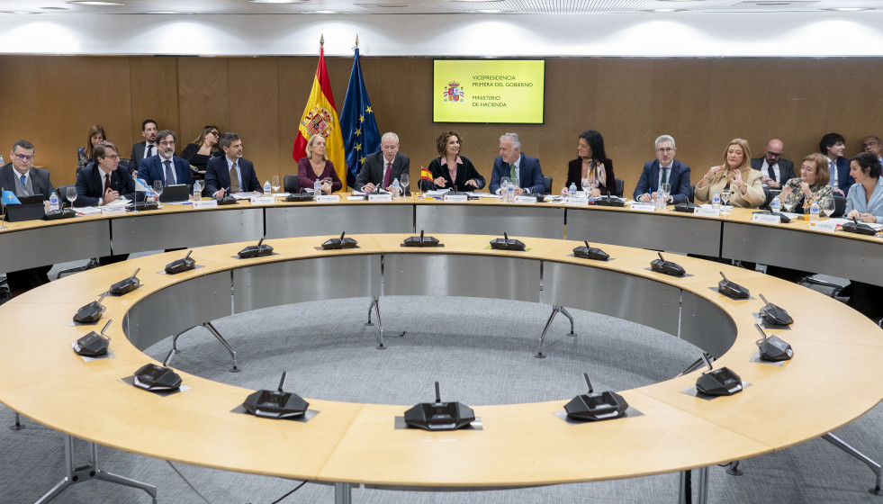 La vicepresidenta primera y ministra de Hacienda, María Jesús Montero (6i), y el ministro de Política Territorial y Memoria Democrática, Ángel Víctor Torres (5d), durante el Consejo de Política