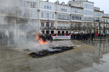 Protesta de ganaderos ante la sede de la Diputación en Lugo