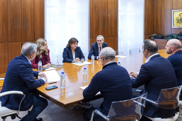 Reunión Luis Menor (Presidente da Deputación Ourense) con Círculo de Empresarios de Galicia, representado por Agustín Riobo (Director do Círculo) y empresarios ouresanos