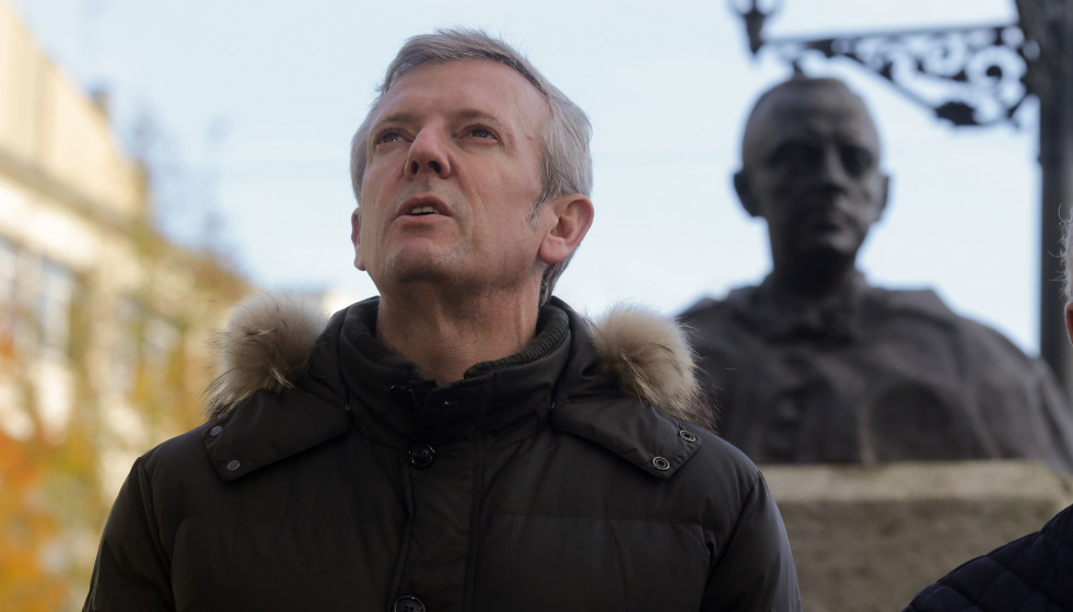 Archivo - Rueda, junto al busto de Fraga en Vilalba.