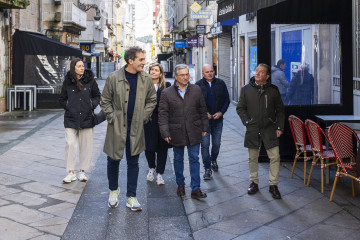 Visita del presidente de la Diputación de Ourense, Luis Menor, al ayuntamiento de O Carballiño, acompañado del teniente de alcalde municipal, José Rafael Castro Gil, y también por parte de la cor