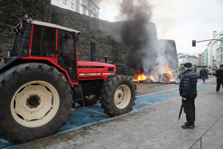 VÍDEO | Fogatas ante las sedes de la Xunta o la Deputación en Lugo en protesta contra el acuerdo con Mercosur