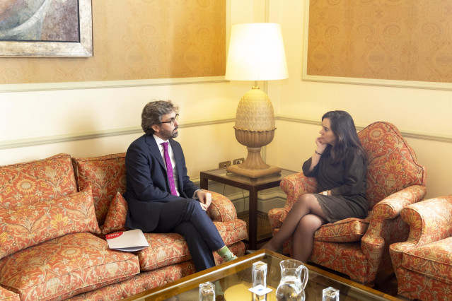 La alcaldesa de A Coruña, Inés Rey, se reúne con el nuevo director de la Aesia, Alberto Gago