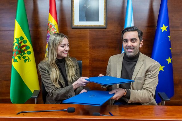 La conselleira de Política Social, Fabiola García, y el alcalde de Oroso, Álex Doval.