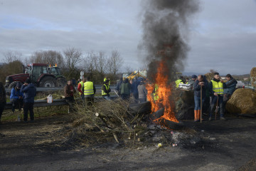 Agricultores y ganaderos cortan la A-52 con tractores y rollos de paja en Xinzo de Limia, Ourense, Galicia (España).
