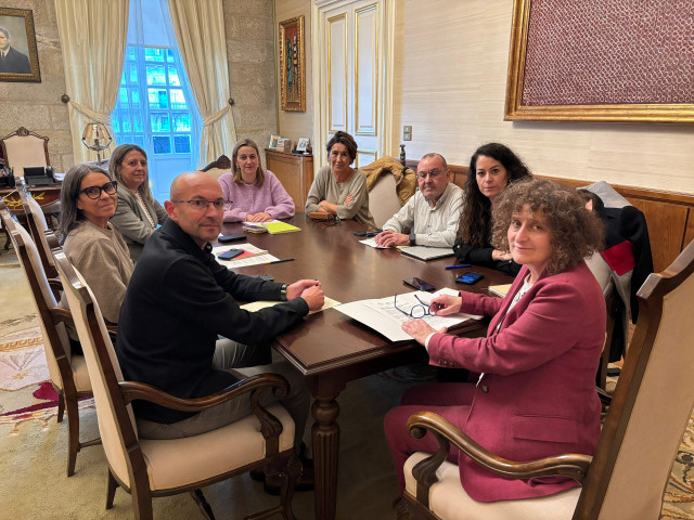 Reunión de las no adscritas de Santiago con el gobierno local.