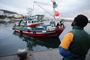 Archivo - Un barco pesquero a su llegada con sardinas al puerto de Burela, a 22 de junio de 2023, en Burela, Lugo, Galicia (España). Los próximos 23 y 24 de junio se celebra en Burela la X Festa Cas