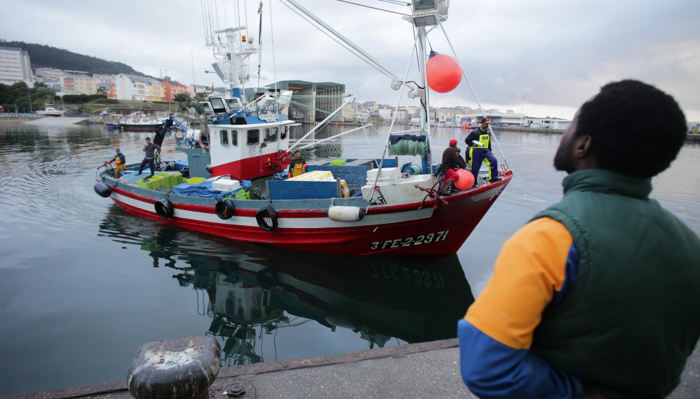 Archivo - Un barco pesquero a su llegada con sardinas al puerto de Burela, a 22 de junio de 2023, en Burela, Lugo, Galicia (España). Los próximos 23 y 24 de junio se celebra en Burela la X Festa Cas