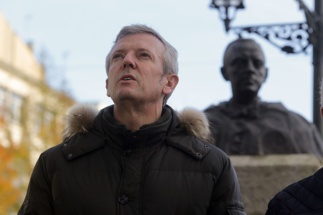 Archivo - Rueda, junto al busto de Fraga en Vilalba.