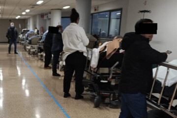 Pacientes esperando en los pasillos de Urgencias a que los suban a planta en una imagen de la Asociación de Pacientes tomada el lunes