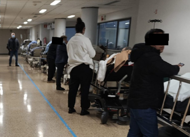 El 92% de las camas de hospitalización médica de Santiago están llenas, el SERGAS dice que puso 35 más