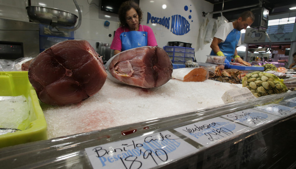 Archivo - Un puesto de venta de alimentos en un mercado.