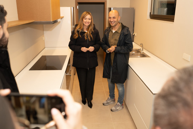 García y el alcalde de O Porriño en la escuela.