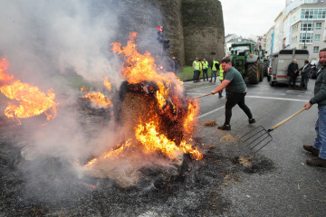 Hoguera de manifestantes de la tractorada que rodea la Muralla de Lugo desde el pasado lunes, frente a la Delegación de la Xunta de Galicia en Lugo, a 14 de enero de 2026, en Lugo, Galicia (España).