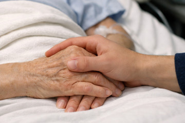 Una persona mayor convaleciente.