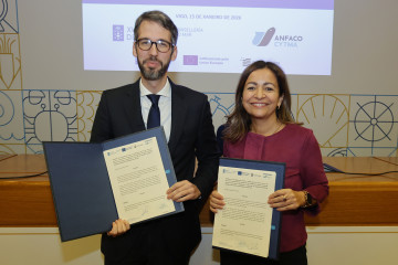 El secretario general de Anfaco, Roberto Alonso, y la conselleira do Mar, Marta Villaverde, firman un convenio de colaboración entre la Xunta y Anfaco-Cytma.
