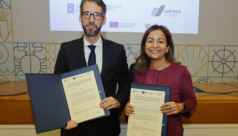 El secretario general de Anfaco, Roberto Alonso, y la conselleira do Mar, Marta Villaverde, firman un convenio de colaboración entre la Xunta y Anfaco-Cytma.