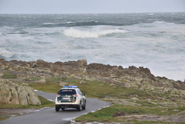 Archivo - Un coche de de la Guardia Civil en una carretera de Ponteceso (A Coruña)