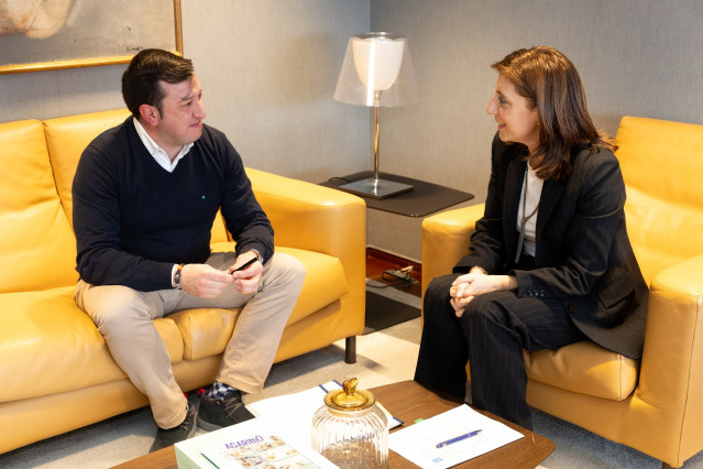 La conselleira de Medio Ambiente, Ángeles Vázquez, se reúne con el alcalde de Manzaneda, Pedro Yáñez.