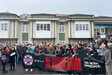 Cientos de personas se movilizan en Viveiro (Lugo) en defensa de la sanidad pública y registran 6.000 firmas en apoyo