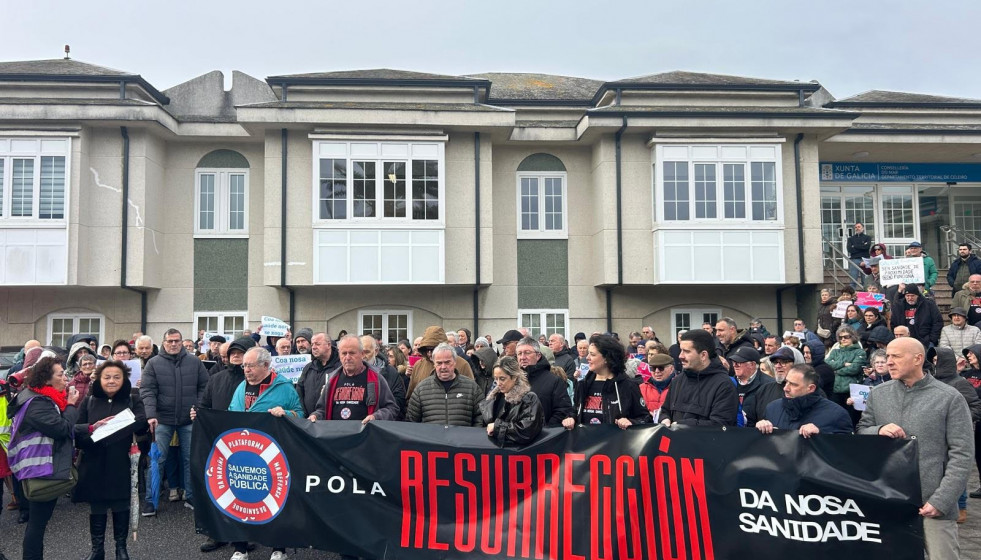 Cientos de personas se movilizan en Viveiro (Lugo) en defensa de la sanidad pública y registran 6.000 firmas en apoyo
