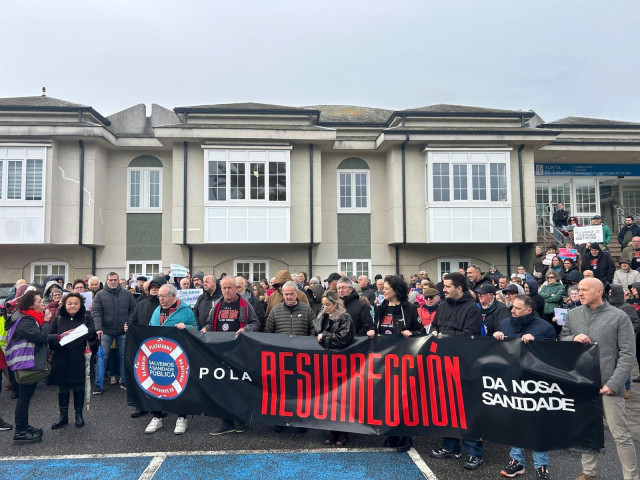 Cientos de personas se movilizan en Viveiro (Lugo) en defensa de la sanidad pública y registran 6.000 firmas en apoyo