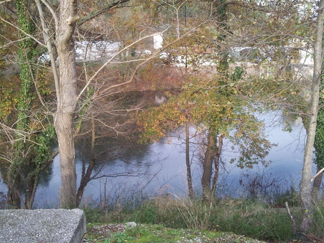 ​Instalan barreiras para frear unha vertedura nun río de Bergondo