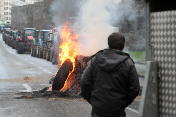 Hoguera de manifestantes de la tractorada que rodea la Muralla de Lugo desde el pasado lunes, frente a la Delegación de la Xunta de Galicia en Lugo, a 14 de enero de 2026, en Lugo, Galicia (España).