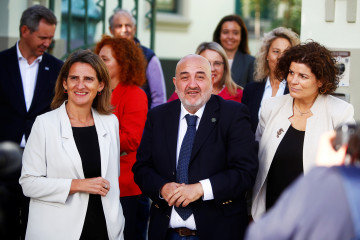 Archivo - (I-D) La ministra para la Transición Ecológica, Teresa Ribera; el alcalde de Ares, Julio Iglesias, y la subdelegada del Gobierno en A Coruña, María Rivas, visitan un proyecto de moderniz
