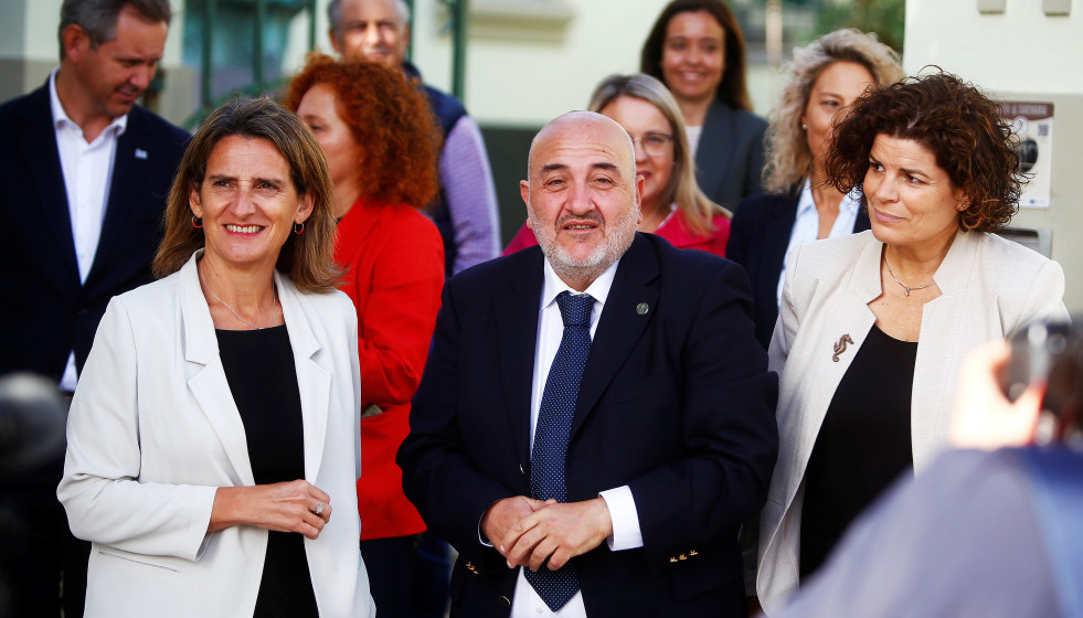Archivo - (I-D) La ministra para la Transición Ecológica, Teresa Ribera; el alcalde de Ares, Julio Iglesias, y la subdelegada del Gobierno en A Coruña, María Rivas, visitan un proyecto de moderniz