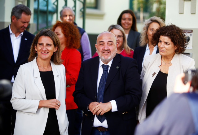 Archivo - (I-D) La ministra para la Transición Ecológica, Teresa Ribera; el alcalde de Ares, Julio Iglesias, y la subdelegada del Gobierno en A Coruña, María Rivas, visitan un proyecto de modernización energética, a 6 de octubre de 2022, en Ares, A Coruña