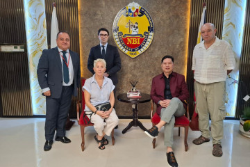 Familiares de Diego Bello con el director del NBI en Filipinas