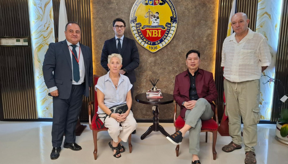 Familiares de Diego Bello con el director del NBI en Filipinas