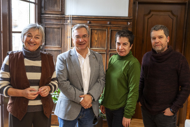 Reunión Luis Menor (Presidente da Deputación Ourense) con Sarabela Teatro, representada por Fina Calleja, Fernando Dacosta y Ánxeles Cuña