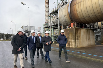 El delegado del Gobierno en Galicia, Pedro Blanco, visita la planta de Vertex en Curtis.