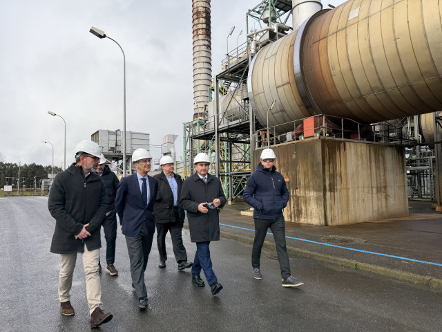 El delegado del Gobierno en Galicia, Pedro Blanco, visita la planta de Vertex en Curtis.