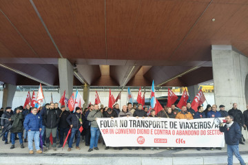 Trabajadores del transporte de viajeros de A Coruña se movilizan en Santiago