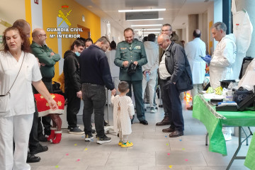 La Guardia Civil visita la Unidad del Pediatría del Hospital Álvaro Cunqueiro de Vigo