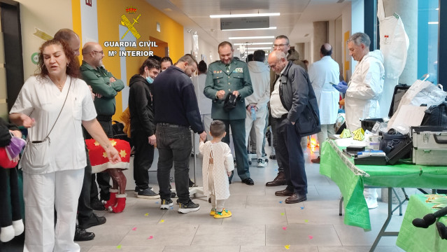 La Guardia Civil visita la Unidad del Pediatría del Hospital Álvaro Cunqueiro de Vigo
