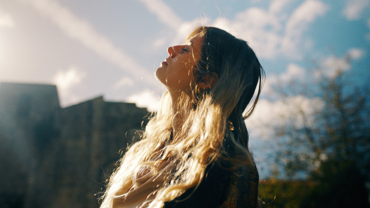 VIDEOCLIP | Leticia Rey laza 'Abrente' en las plataformas, donde elige el Mosteiro de Carboeiro como escenario