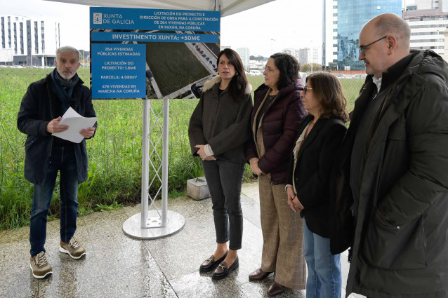 La conselleira de Vivenda e Planificación de Infraestruturas, María Martínez Allegue, presenta el proyecto para nuevas viviendas en Xuxán