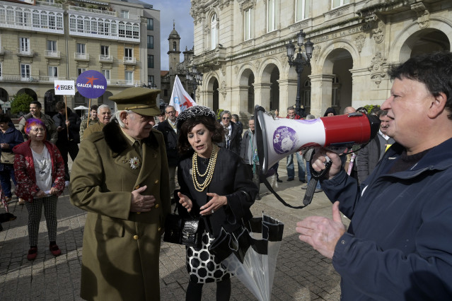 Archivo - Los actores Fernando Morán e Isabel Risco, que interpretan a Francisco Franco y a Carmen Polo, presiden la cuarta marcha por la devolución de la Casa Cornide, a 11 de noviembre de 2023, en A Coruña, Galicia (España). Más de 50 asociaciones coruñ
