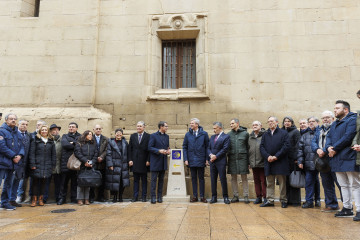 Inauguración del nuevo hito kilométrico del Camino de Santiago en la capital riojana, con el presidente de la Xunta, Alfonso Rueda, el presidente del Gobierno de La Rioja, Gonzalo Capellán, y el al