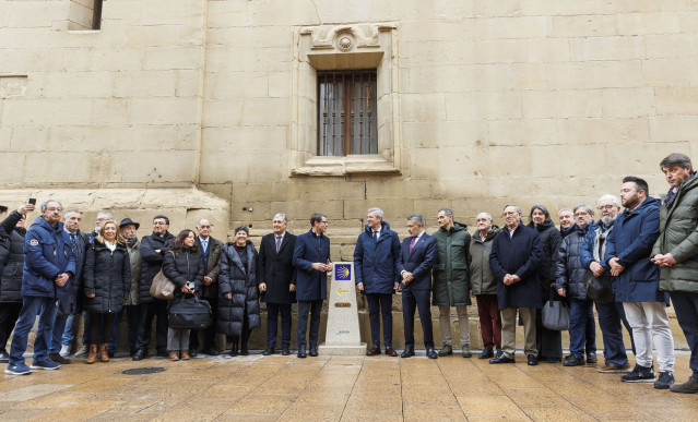 Inauguración del nuevo hito kilométrico del Camino de Santiago en la capital riojana, con el presidente de la Xunta, Alfonso Rueda, el presidente del Gobierno de La Rioja, Gonzalo Capellán, y el alcalde de Logroño, Conrado Escobar