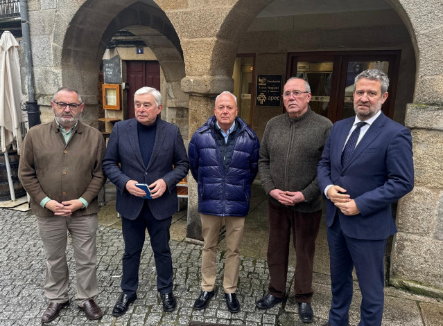 Diputados y senadores del PP se reúnen con representantes de la APEC.