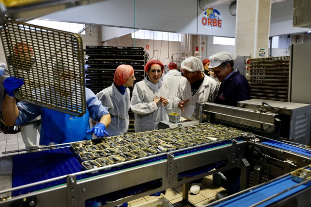 La Conselleira De Economía E Industria, María Jesús Lorenzana, En Una Visita A La Conservera Orbe, En Ponte Caldelas