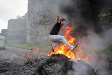 Hoguera de manifestantes de la tractorada que rodea la Muralla de Lugo desde el pasado lunes, frente a la Delegación de la Xunta de Galicia en Lugo, a 14 de enero de 2026, en Lugo, Galicia (España).
