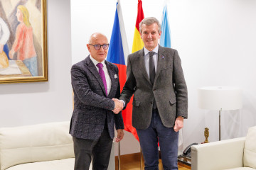 El presidente de la Xunta, Alfonso Rueda, y el embajador de la República Checa en España, Libor Secka